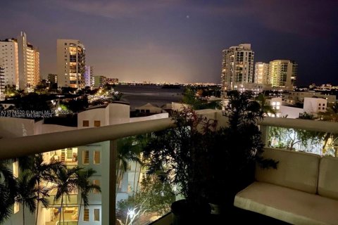 Condo in North Bay Village, Florida, 2 bedrooms  № 1726823 - photo 13
