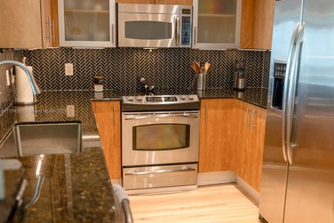 Condo in North Bay Village, Florida, 2 bedrooms  № 1726823 - photo 4