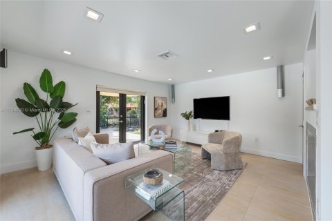 House in Miami, Florida 7 bedrooms, 442.96 sq.m. № 1732067 - photo 13