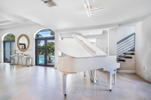 House in Miami, Florida 7 bedrooms, 442.96 sq.m. № 1732067 - photo 16
