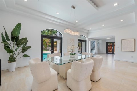 House in Miami, Florida 7 bedrooms, 442.96 sq.m. № 1732067 - photo 6