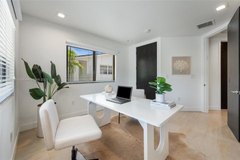 House in Miami, Florida 7 bedrooms, 442.96 sq.m. № 1732067 - photo 25