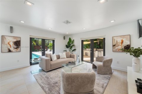 House in Miami, Florida 7 bedrooms, 442.96 sq.m. № 1732067 - photo 14