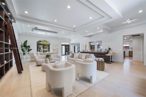House in Miami, Florida 7 bedrooms, 442.96 sq.m. № 1732067 - photo 2