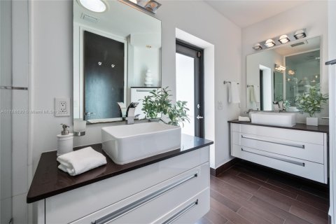 House in Miami, Florida 7 bedrooms, 442.96 sq.m. № 1732067 - photo 20