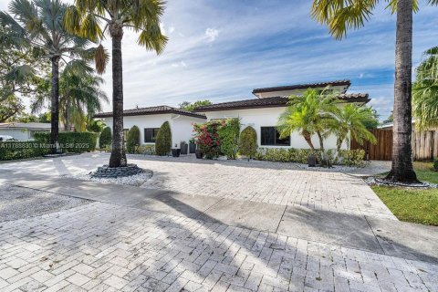 House in Miami, Florida 7 bedrooms, 442.96 sq.m. № 1732067 - photo 1