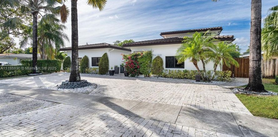 House in Miami, Florida 7 bedrooms, 442.96 sq.m. № 1732067