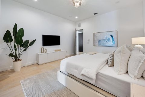 House in Miami, Florida 7 bedrooms, 442.96 sq.m. № 1732067 - photo 17
