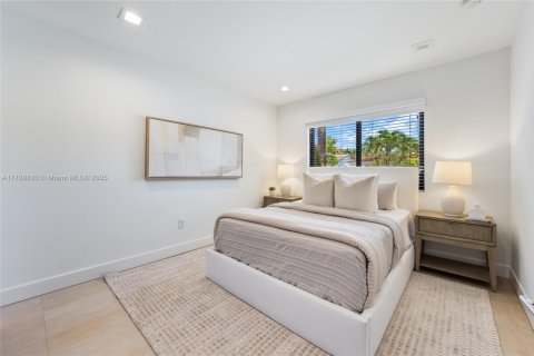 House in Miami, Florida 7 bedrooms, 442.96 sq.m. № 1732067 - photo 23
