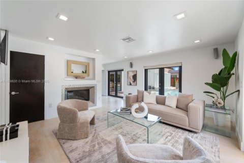 House in Miami, Florida 7 bedrooms, 442.96 sq.m. № 1732067 - photo 15