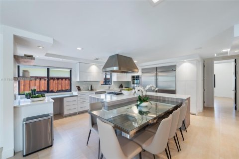 House in Miami, Florida 7 bedrooms, 442.96 sq.m. № 1732067 - photo 8