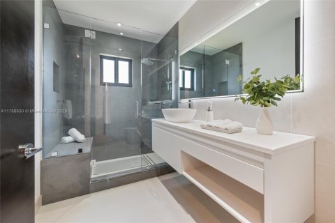 House in Miami, Florida 7 bedrooms, 442.96 sq.m. № 1732067 - photo 24