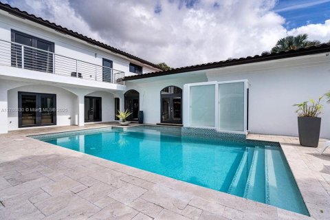 House in Miami, Florida 7 bedrooms, 442.96 sq.m. № 1732067 - photo 30