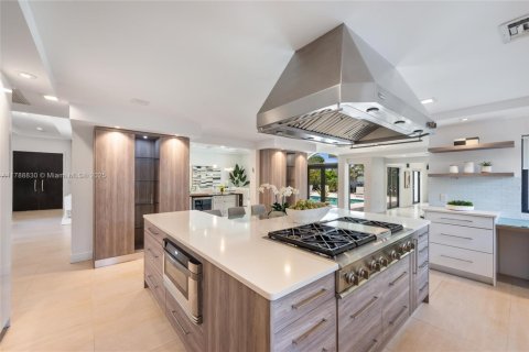 House in Miami, Florida 7 bedrooms, 442.96 sq.m. № 1732067 - photo 7
