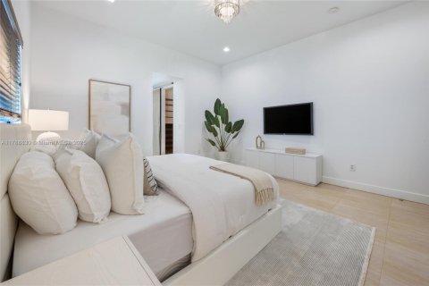 House in Miami, Florida 7 bedrooms, 442.96 sq.m. № 1732067 - photo 19