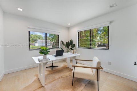 House in Miami, Florida 7 bedrooms, 442.96 sq.m. № 1732067 - photo 26