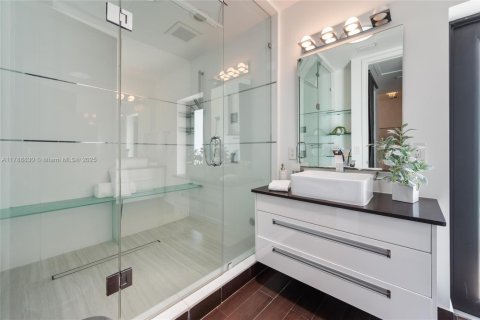 House in Miami, Florida 7 bedrooms, 442.96 sq.m. № 1732067 - photo 21