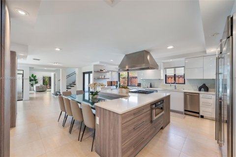 House in Miami, Florida 7 bedrooms, 442.96 sq.m. № 1732067 - photo 9
