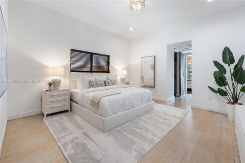 House in Miami, Florida 7 bedrooms, 442.96 sq.m. № 1732067 - photo 18
