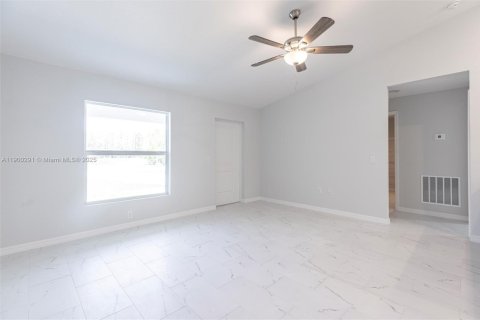 House in Lehigh Acres, Florida 3 bedrooms, 121.14 sq.m. № 2081678 - photo 10