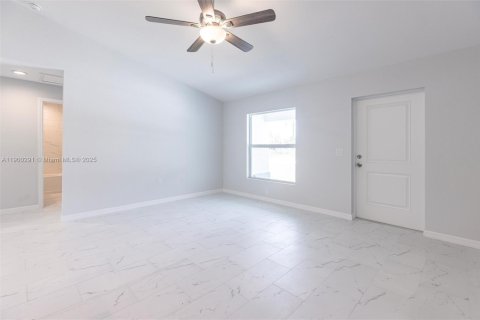House in Lehigh Acres, Florida 3 bedrooms, 121.14 sq.m. № 2081678 - photo 11