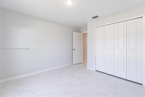 House in Lehigh Acres, Florida 3 bedrooms, 121.14 sq.m. № 2081678 - photo 13