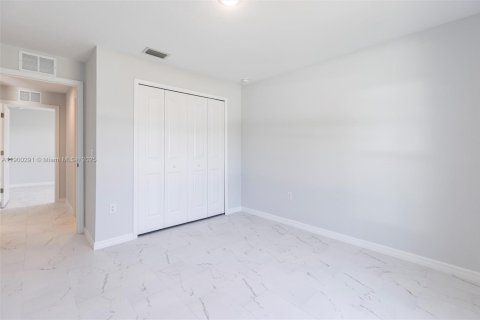 House in Lehigh Acres, Florida 3 bedrooms, 121.14 sq.m. № 2081678 - photo 14