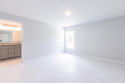 House in Lehigh Acres, Florida 3 bedrooms, 121.14 sq.m. № 2081678 - photo 8