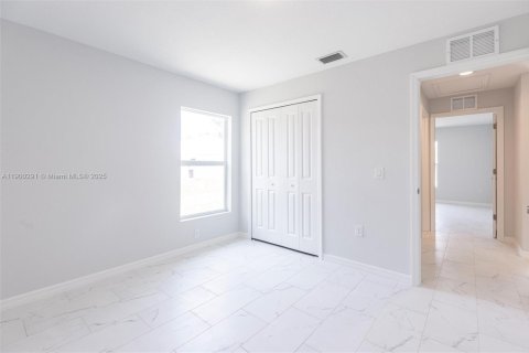 House in Lehigh Acres, Florida 3 bedrooms, 121.14 sq.m. № 2081678 - photo 16