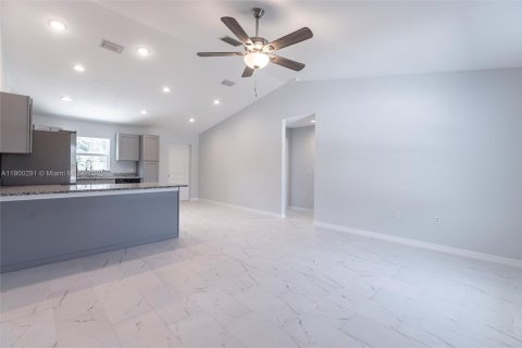 House in Lehigh Acres, Florida 3 bedrooms, 121.14 sq.m. № 2081678 - photo 5