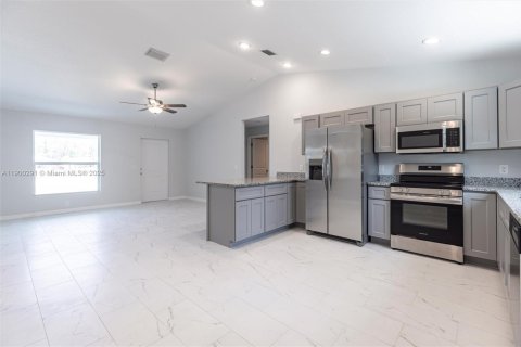 House in Lehigh Acres, Florida 3 bedrooms, 121.14 sq.m. № 2081678 - photo 2
