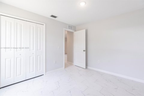 House in Lehigh Acres, Florida 3 bedrooms, 121.14 sq.m. № 2081678 - photo 12