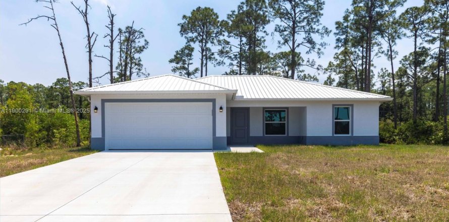House in Lehigh Acres, Florida 3 bedrooms, 121.14 sq.m. № 2081678