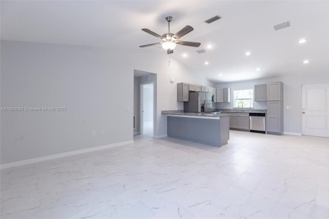 House in Lehigh Acres, Florida 3 bedrooms, 121.14 sq.m. № 2081678 - photo 4