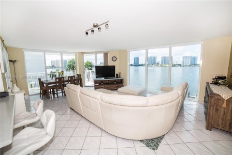 Condominio en Sunny Isles Beach, Florida, 2 dormitorios  № 2008695
