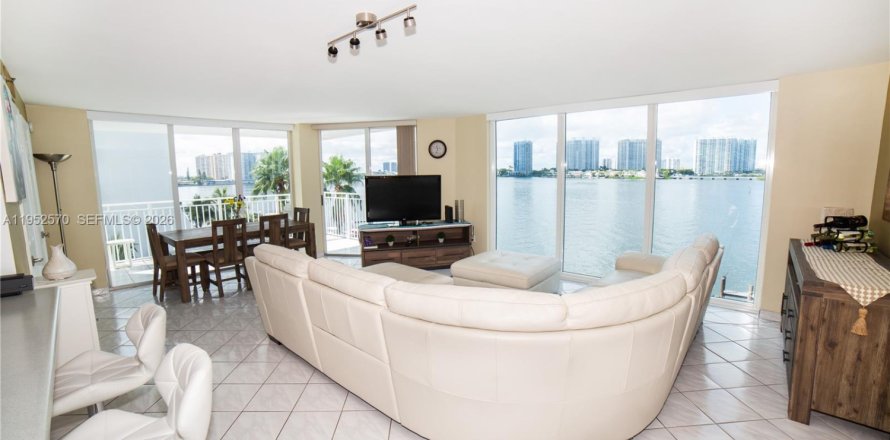 Condominio en Sunny Isles Beach, Florida, 2 dormitorios  № 2008695