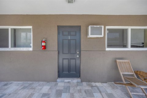 Commercial property in Hollywood, Florida 255.76 sq.m. № 1925905 - photo 2