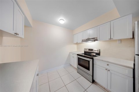 Commercial property in Hollywood, Florida 255.76 sq.m. № 1925905 - photo 8