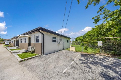 Commercial property in Hollywood, Florida 255.76 sq.m. № 1925905 - photo 19