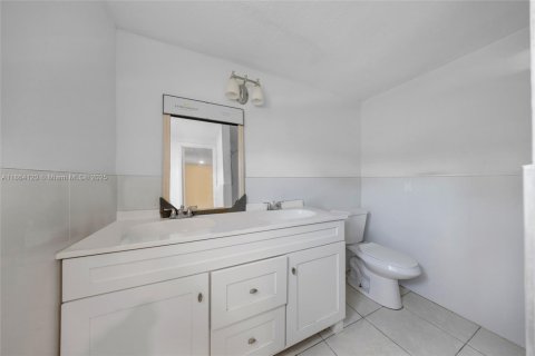 Commercial property in Hollywood, Florida 255.76 sq.m. № 1925905 - photo 12