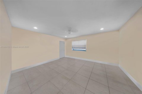 Commercial property in Hollywood, Florida 255.76 sq.m. № 1925905 - photo 5