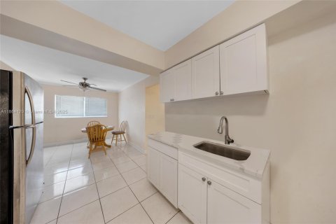 Commercial property in Hollywood, Florida 255.76 sq.m. № 1925905 - photo 13