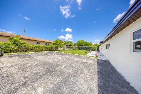 Commercial property in Hollywood, Florida 255.76 sq.m. № 1925905 - photo 16