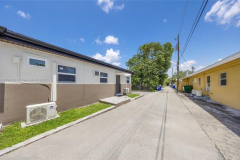 Commercial property in Hollywood, Florida 255.76 sq.m. № 1925905 - photo 18