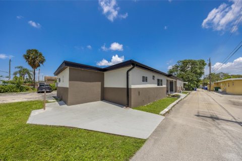 Commercial property in Hollywood, Florida 255.76 sq.m. № 1925905 - photo 17