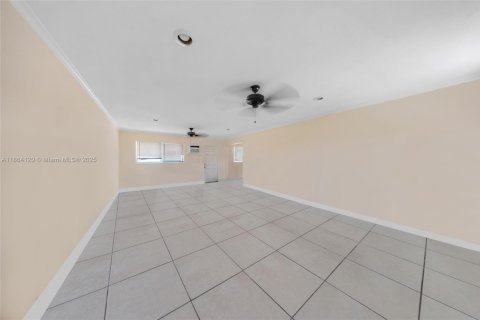 Commercial property in Hollywood, Florida 255.76 sq.m. № 1925905 - photo 4