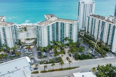 Condo in Hollywood, Florida, 1 bedroom № 2076631 - photo 15