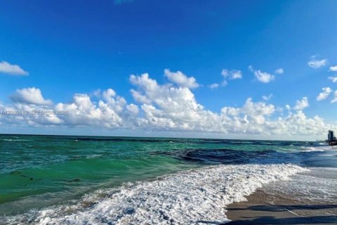 Condo in Hollywood, Florida, 1 bedroom № 2076631 - photo 10