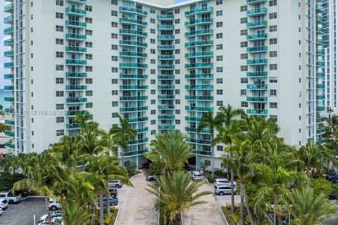Condo in Hollywood, Florida, 1 bedroom № 2076631 - photo 14