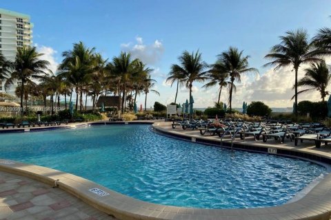 Condo in Hollywood, Florida, 1 bedroom № 2076631 - photo 8